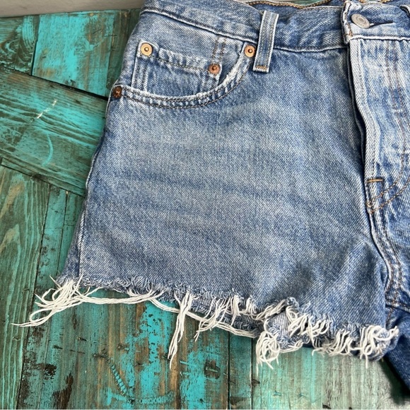 Levi’s 501 Cut off Shorts Size 25 100% Cotton Raw Hem Button Fly Clasic Festival - Picture 5 of 14